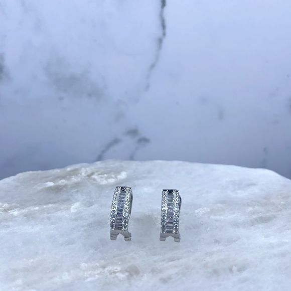 C shaped earring - Picture 4 of 6